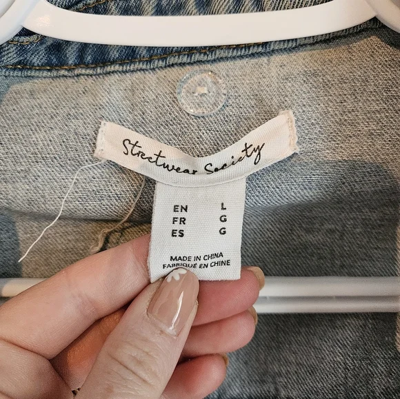 Distressed jean jacket - Picture 5 of 5